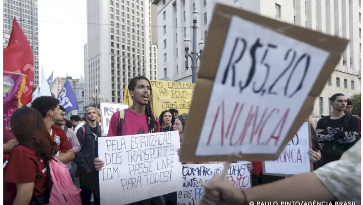 Manifestantes protestam contra aumento das passagens municipais em SP