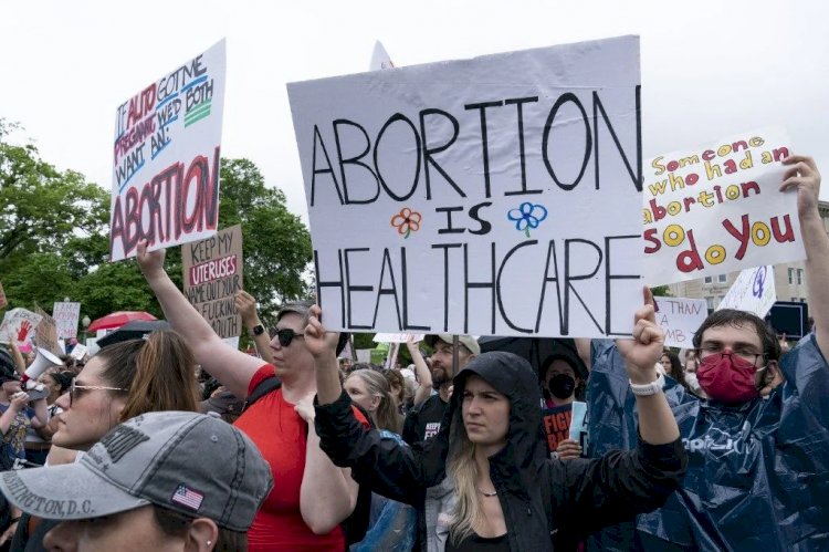 Biden toma medidas para proteger direito ao aborto e se defender de críticas.