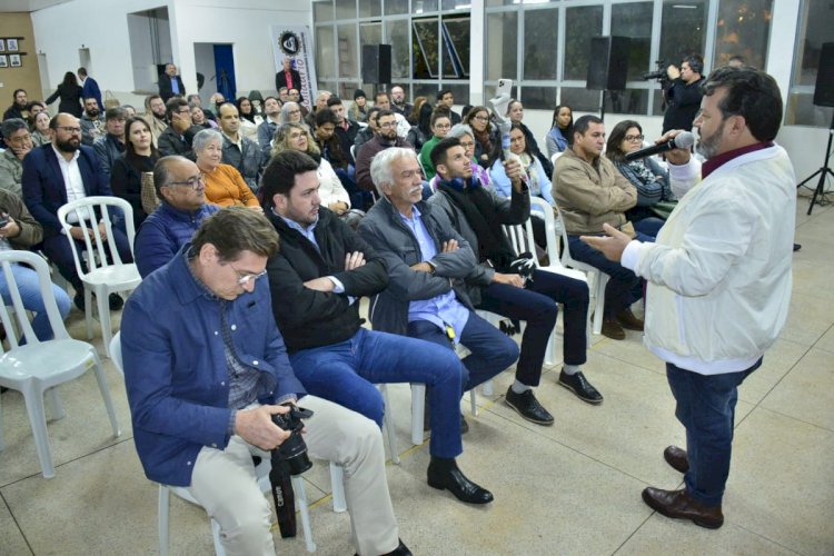 Carlos Bernardo participa de reunião com engenheiros e arquitetos