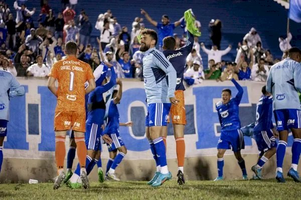 Na véspera de Cruzeiro x Chapecoense, busca por ingressos tem fila no DF