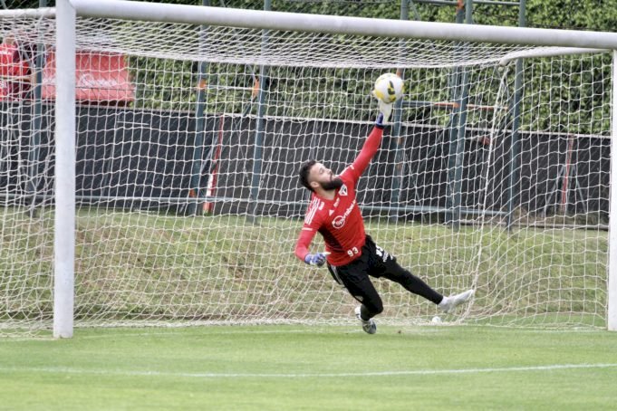 Jandrei participa de treino e deve ser titular contra o América-MG