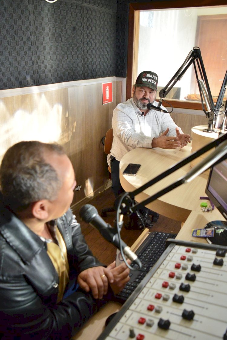 Carlos Bernardo concede entrevista para rádio em Paranhos