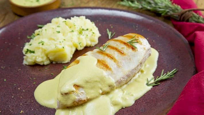 PEITO DE FRANGO COM MOLHO DE MOSTARDA E PURÊ DE BATATAS AMANTEIGADO