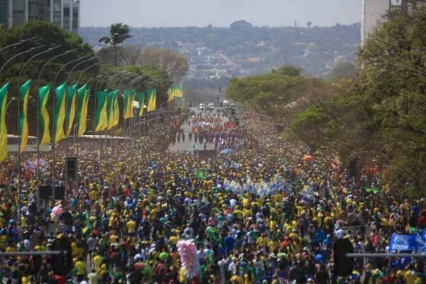 Público lota a Esplanada durante desfile de 7 de Setembro. Veja fotos