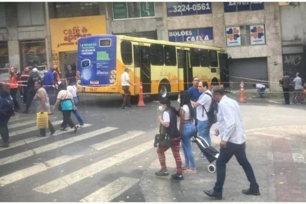 Ônibus perde controle, invade lotérica e deixa feridos em BH