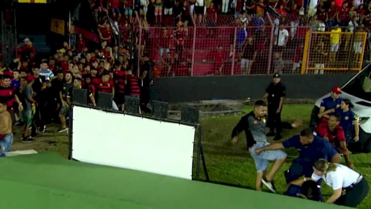 Bombeiros são agredidos após torcedores do Sport invadirem campo em jogo contra o Vasco; Polícia Civil investiga o caso