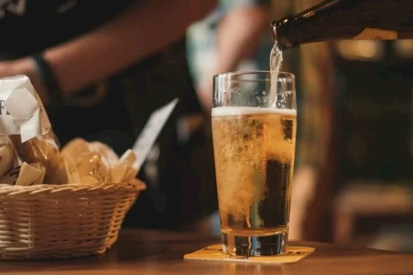 Beber álcool nem sempre está relacionado ao ganho de peso, diz estudo