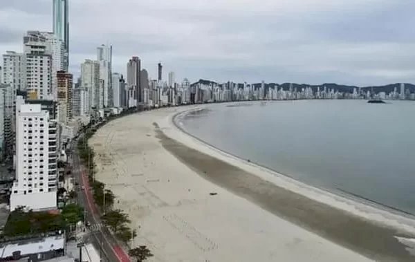 Lagoa aparece na faixa alargada de Balneário Camboriú (SC)