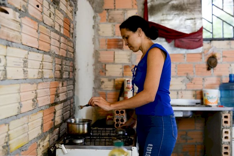 Proporção de pretos e pardos entre os pobres chega ao dobro em relação aos brancos, mostra o IBGE