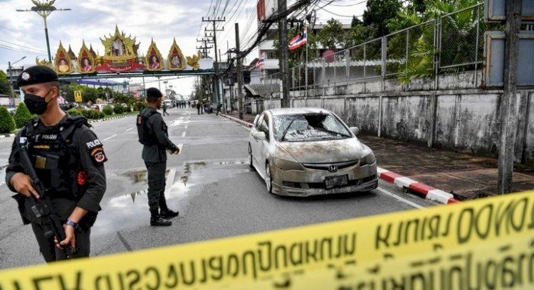 Explosão de carro-bomba deixa um morto e 28 feridos na TailândiaSuspeito dirigiu até delegacia e abandonou o veículo logo após o ataque; polícia investiga motivações do crime