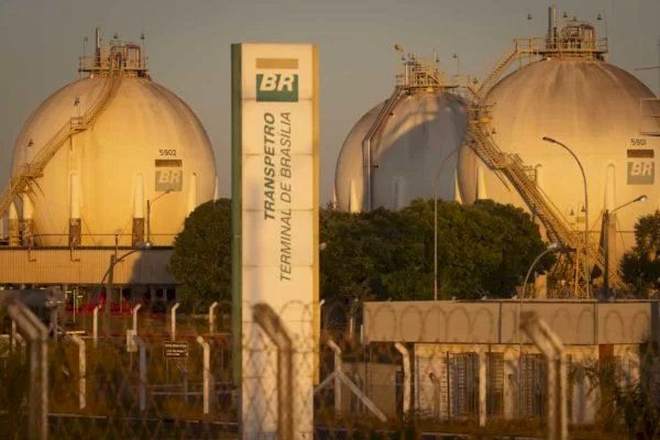 Prates descarta intervenção no preço dos combustíveis na Petrobras