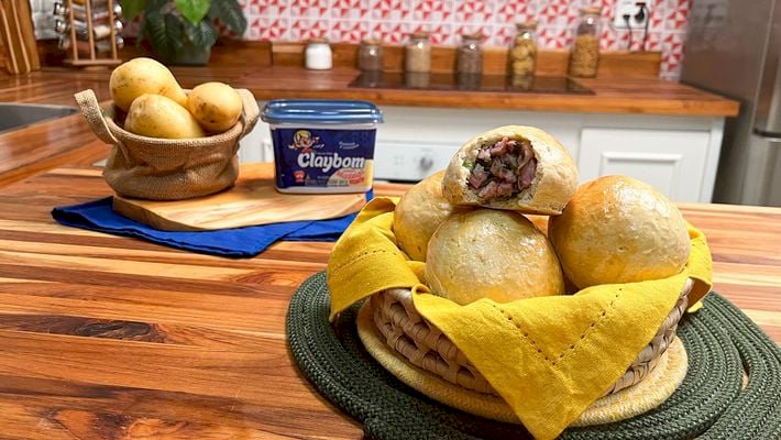 PÃO DE BATATA RECHEADO COM LINGUIÇA E QUEIJO MUSSARELA