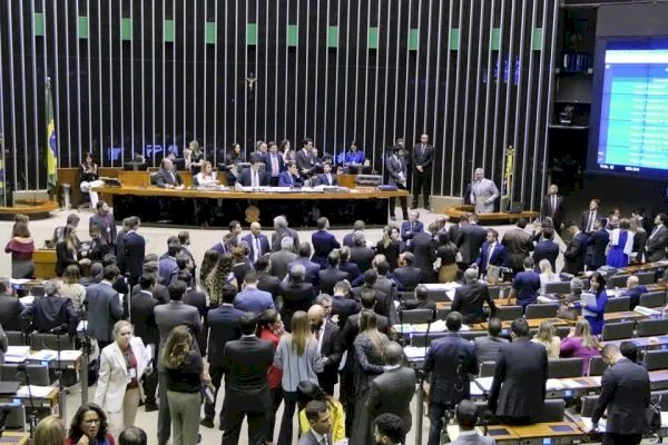 Congresso torra dinheiro com mudanças fantasmas de parlamentares