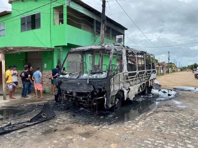 Criminosos ateiam fogo em ônibus e ameaçam população na Grande Natal: 'Se denunciar, vai ter morte'