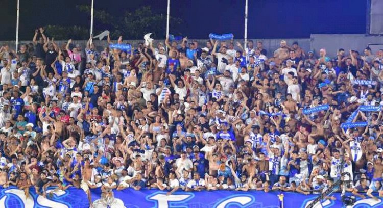 Festa do Água Santa na Vila Belmiro teve clima tranquilo, estádio cheio e caravana barrada