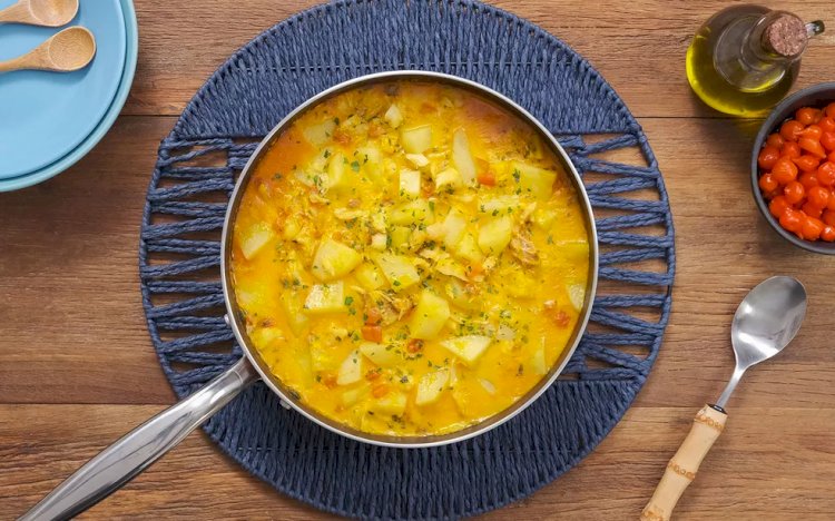 Bacalhau com batatas e leite de coco