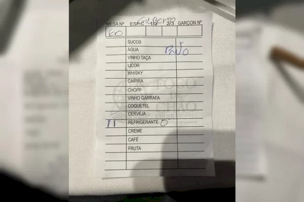 Para identificar cliente negro, garçom de churrascaria escreve “preto” em comanda