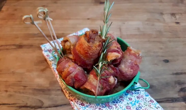 Petisco de sobrecoxa e bacon na airfryer