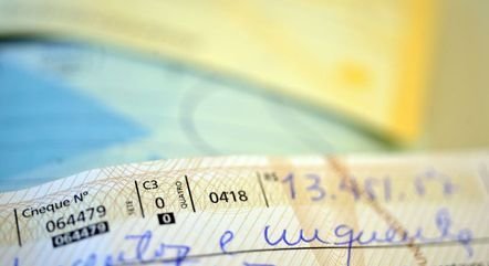 Cheque ainda existe no Brasil? Entenda o que aconteceu