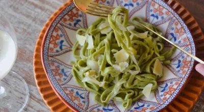 Macarrão verde com molho de cebola