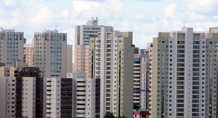 Projeto no DF quer proibir que entregador suba até apartamento de cliente com pedido