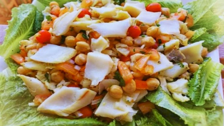 Salada de bacalhau e grão-de-bico