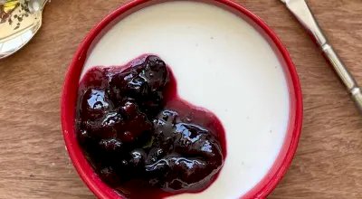 Panna cotta com geleia de mirtilos e morango