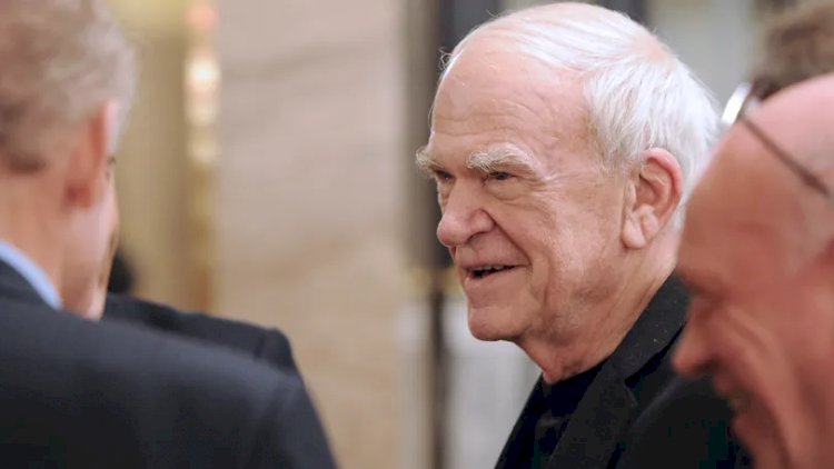 Milan Kundera, autor de 'A Insustentável Leveza do Ser', morre aos 94 anos