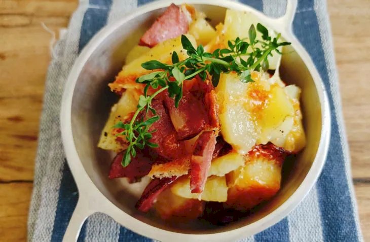 Batata assada com calabresa e queijo