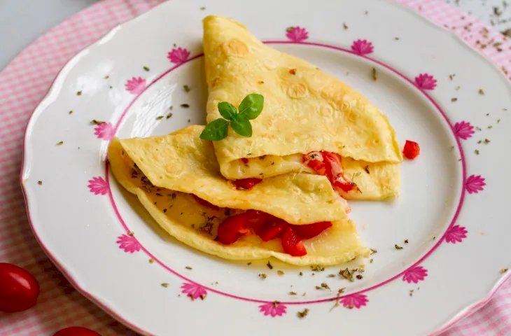 Crepioca de queijo com tomate e orégano