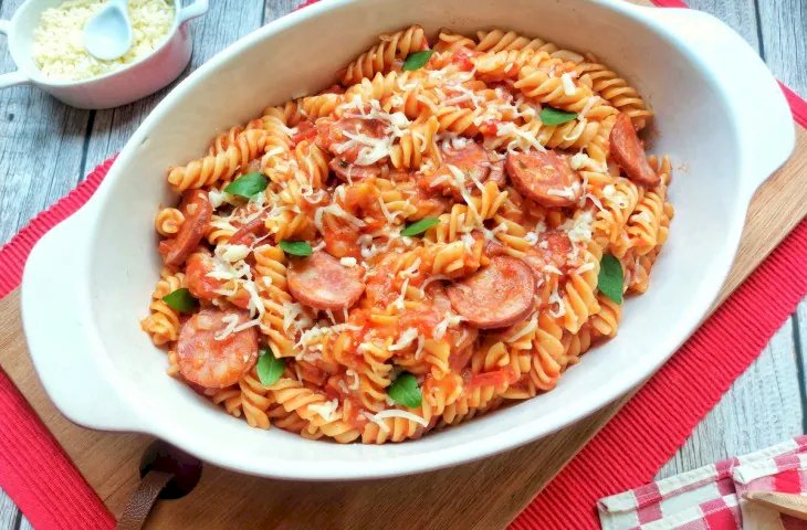 Macarrão com calabresa em uma panela só