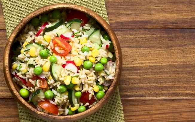 Jantar rápido e saudável de Sala de Arroz integral com Frutas Secas