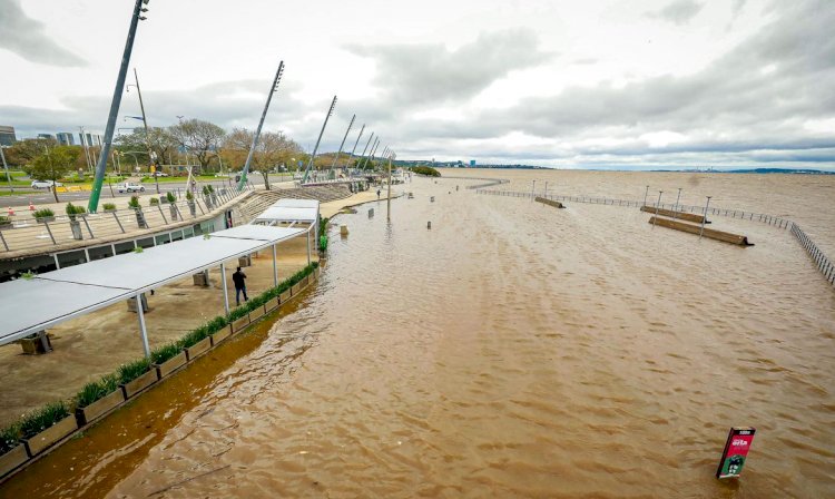 Lago Guaíba sobe mais de 3 metros e transborda em Porto Alegre