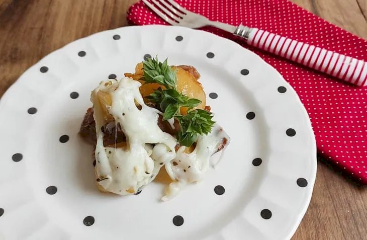 Carne assada com batata e queijo