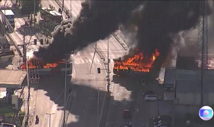 Ônibus em área atingida por incêndios no Rio têm 90? normalização