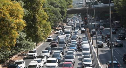 Viver próximo a vias com tráfego intenso de veículos aumenta o risco de desenvolver demência