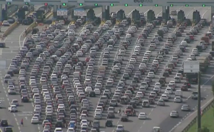 Motoristas encontram fila gigantesca para chegar ao litoral de SP em feriado com onda de calor