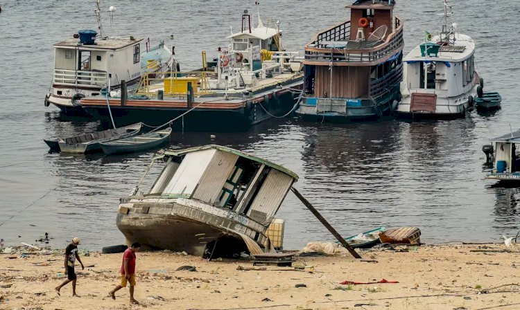 Com seca no Amazonas, ribeirinhos têm dificuldades para se locomover