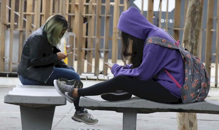 Prefeitura do Rio proíbe uso de celulares em sala de aula e no recreio