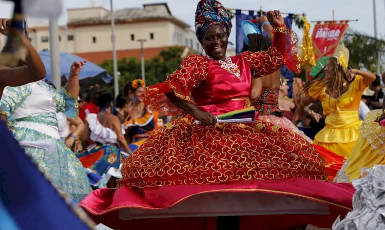 Bloco Rio Maracatu apresenta união de culturas pernambucana e carioca