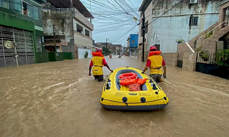 Recife tem áreas alagadas e aulas remotas, após fortes chuvas