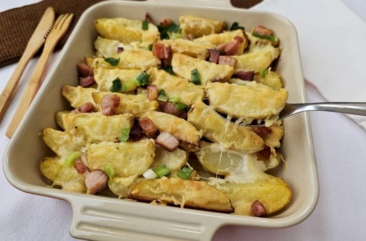 Batata rústica com molho de queijo e bacon