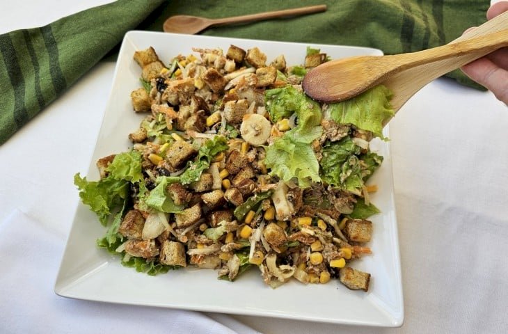 Salada com molho de mostarda e croutons