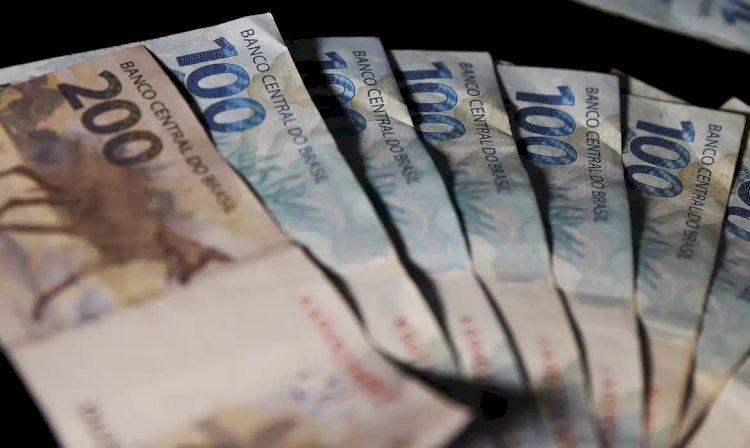 Dólar fecha em R$ 5,27 com tensões no Brasil e no exterior