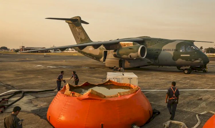 FAB lança 336 mil litros de água para combater incêndios no Pantanal