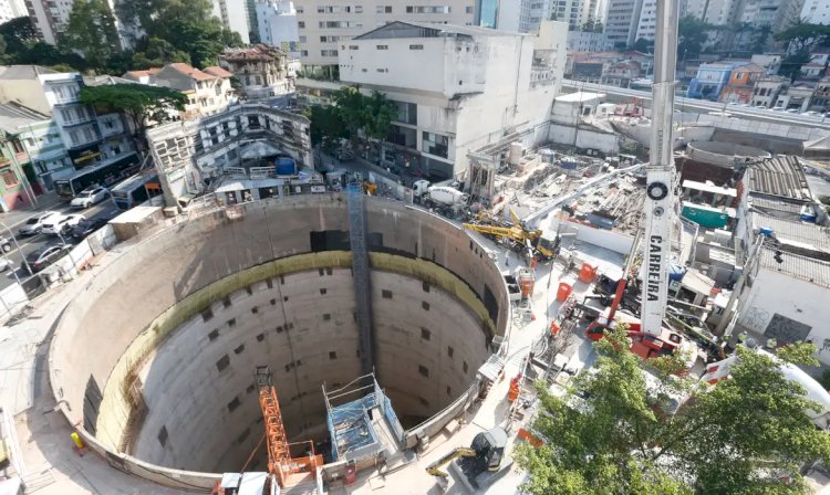 Desabamento abre cratera na Linha Laranja do Metrô de São Paulo