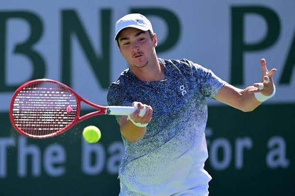 João Fonseca brilha em Indian Wells, vence Tommy Paul e avança para duelo contra número 2 do mundo