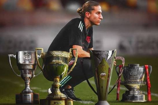 Filipe Luís conquista bastidores do Flamengo e é exaltado após título carioca