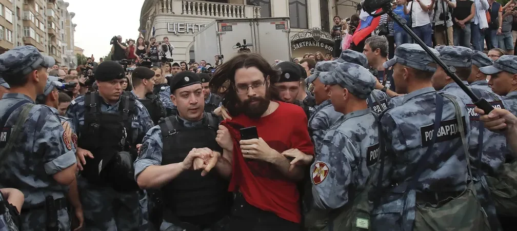 Rússia prende cientista político acusado de tráfico de drogas após publicações sobre eleições