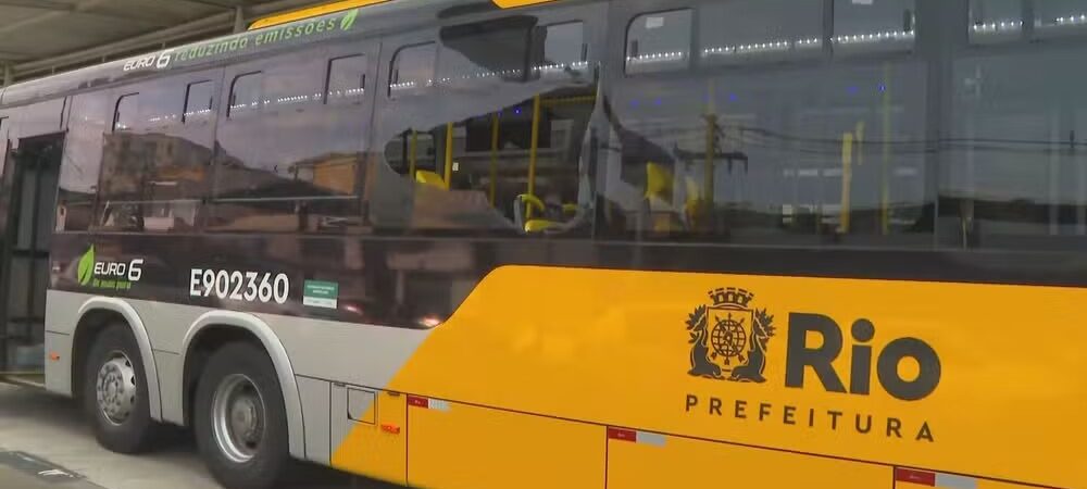Passageiro morre após ser baleado dentro de ônibus do BRT no Rio